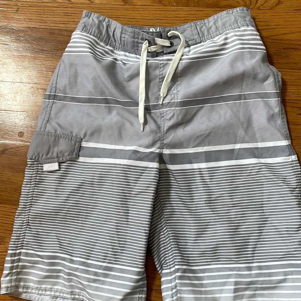 Swim trunks w/faux drawstring and inner drawstring to keep shorts in place. EUC